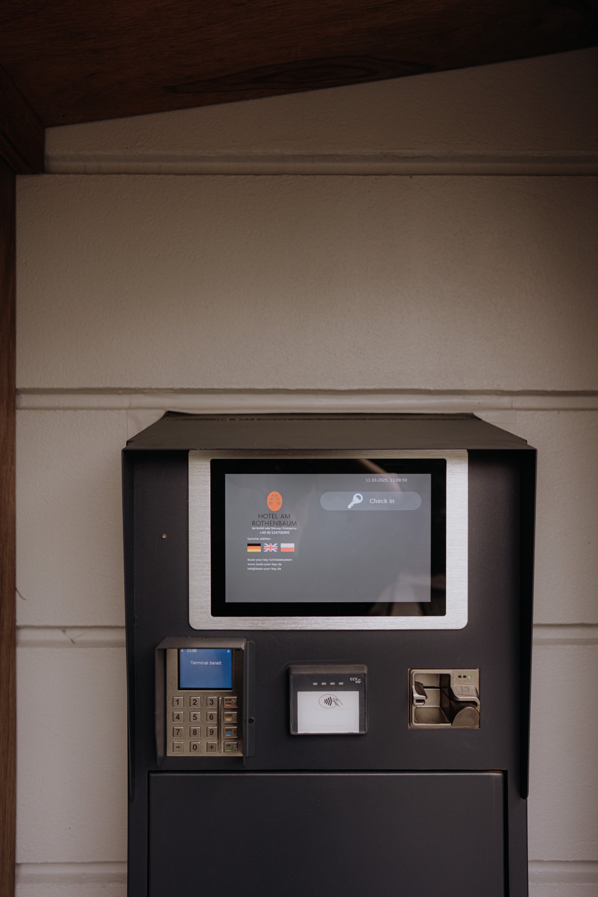 Digital key box to the right of the entrance at Hotel am Rothenbaum