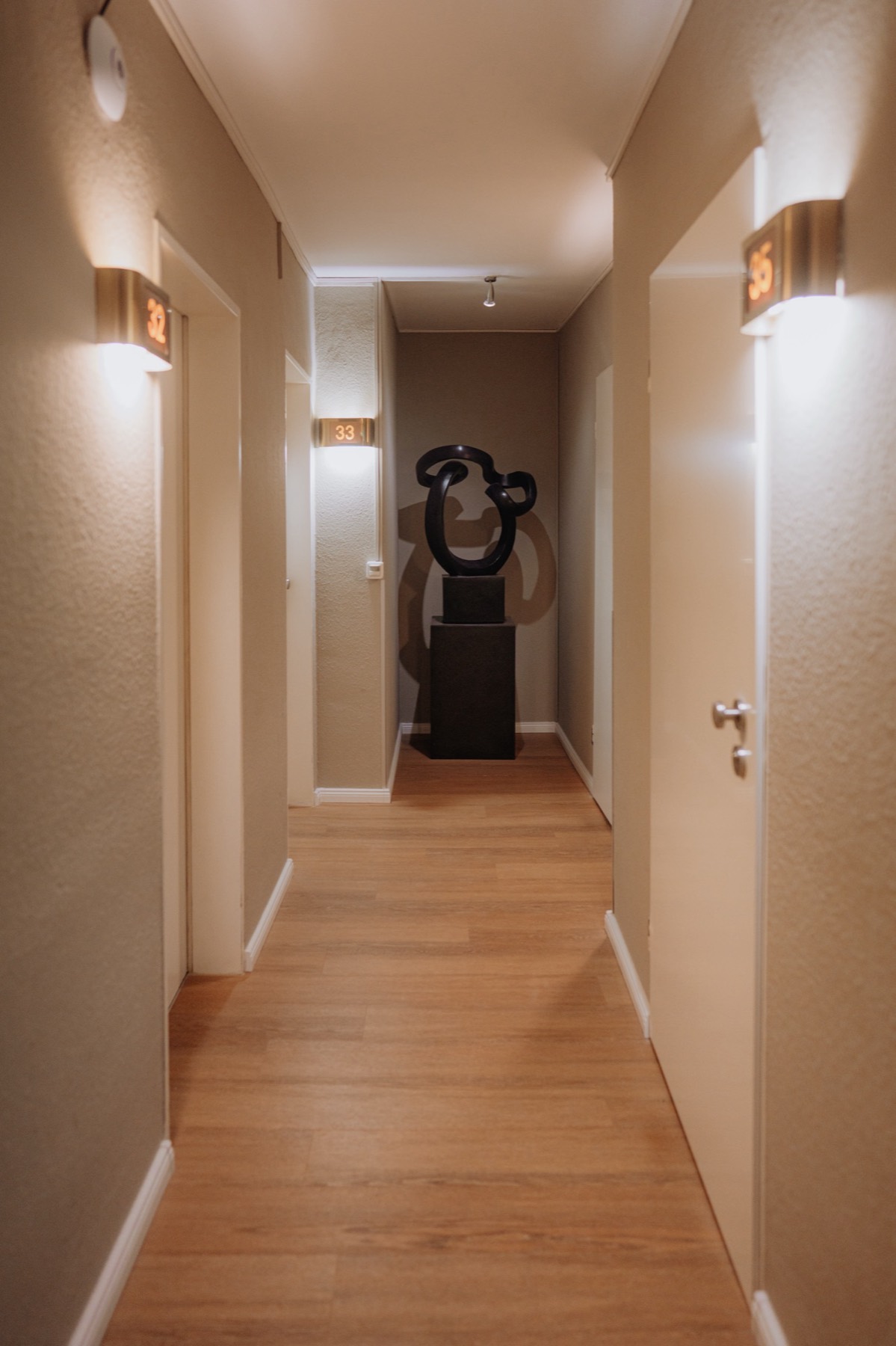 Corridor with room doors at Hotel am Rothenbaum