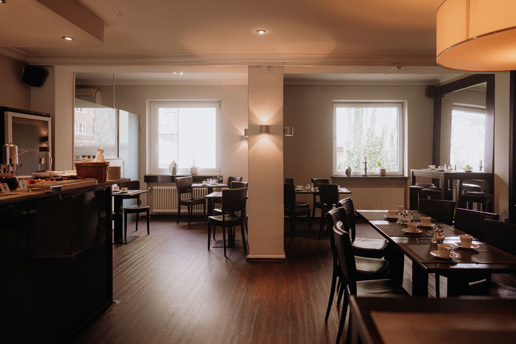Breakfast room with large windows at Hotel am Rothenbaum