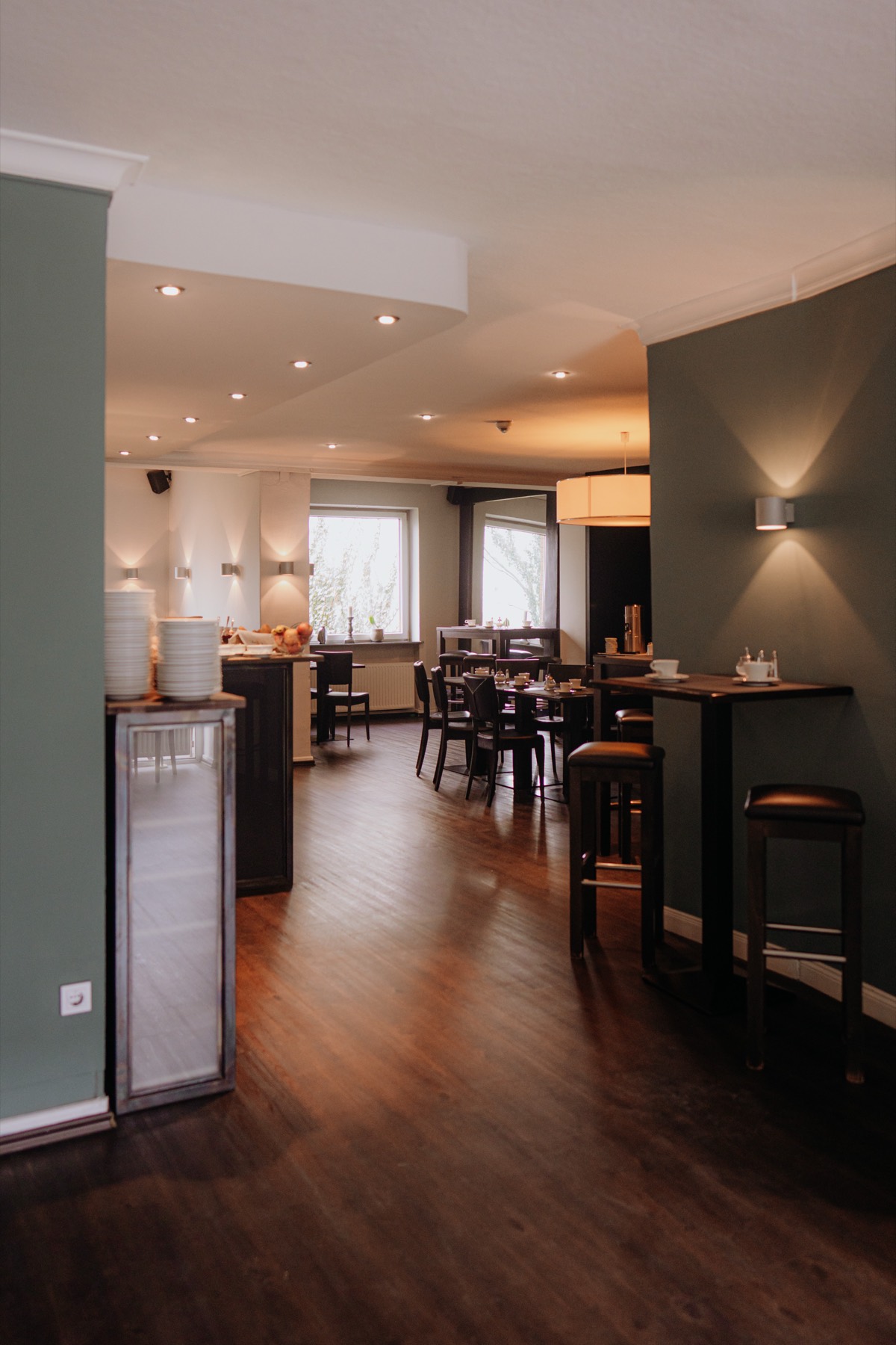 Breakfast room with green walls at Hotel am Rothenbaum