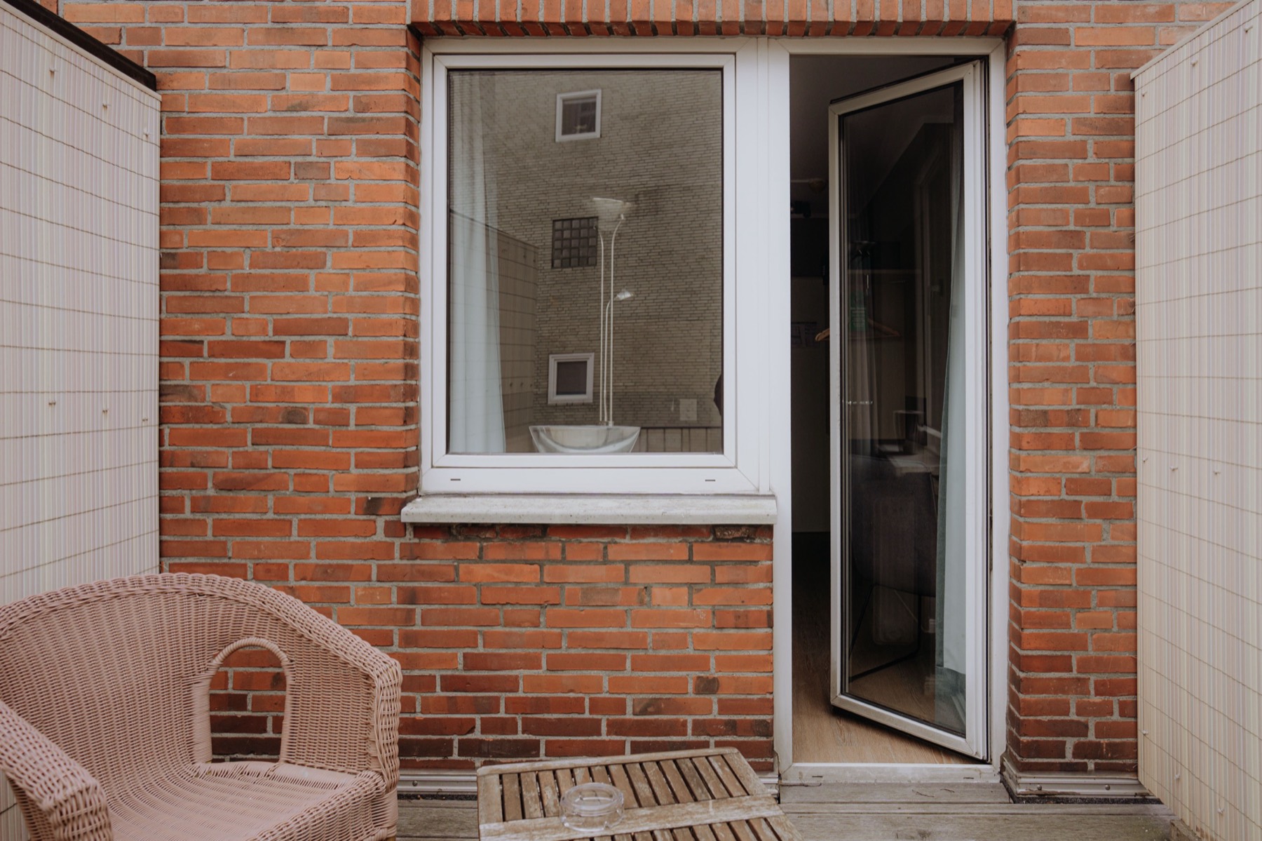Single room with a balcony facing the green courtyard at Hotel am Rothenbaum